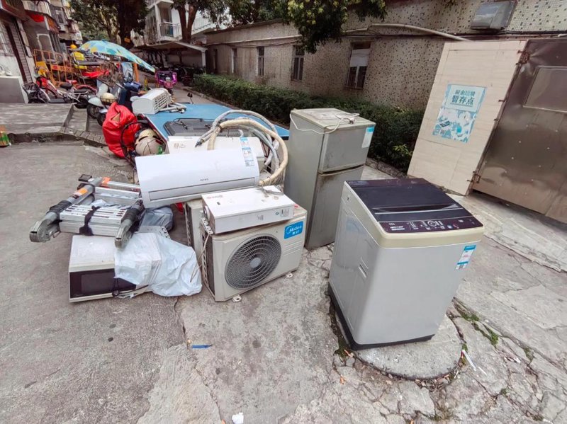 在快节奏的生活中，许多电子产品成为了我们生活的一部分，但它们却往往面临被遗忘的命运。